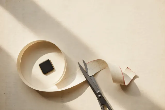 Illustrasjon: en sirkel av papir med svake tall rundt en svart mikrochip, klippet over med en saks så sirkelen åpner seg. Kreativ redaksjonell illustrasjon.