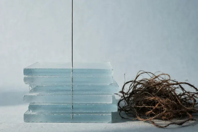 Illustration: a single taut wire passing straight through a stack of glass layers, next to a pile of tangled threads — one direct path instead of many.