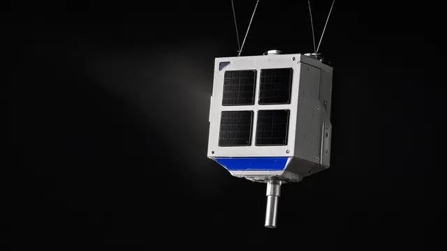 Illustrasjon: en liten prototypsatellitt i matt aluminium med fire svarte brikkeobjekter på solcellepanelet, hengende i tynne wirer mot svart bakgrunn mens et hardt sollys strekjer over overflata.