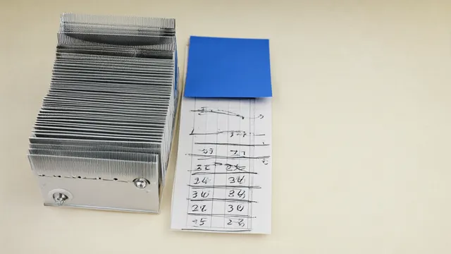 Illustrasjon: Et tårn av aluminiumskjøleribber stablet som pengesedler ved siden av et oppslag med gjennomstrukne og korrigerte tall, i dempet dagslys og begrenset fargepalett.