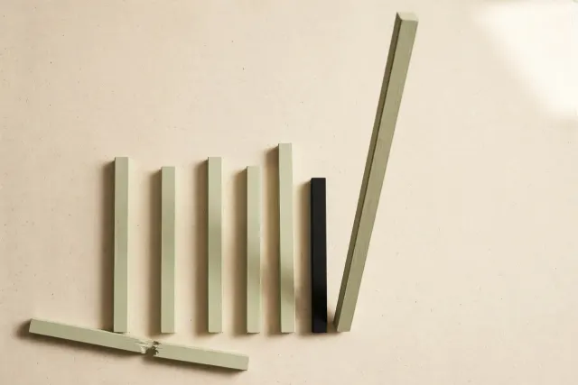 Illustration: green wooden bars of varying heights on paper, one snapped and lying flat – a visual commentary on self-reported benchmark figures without independent verification.