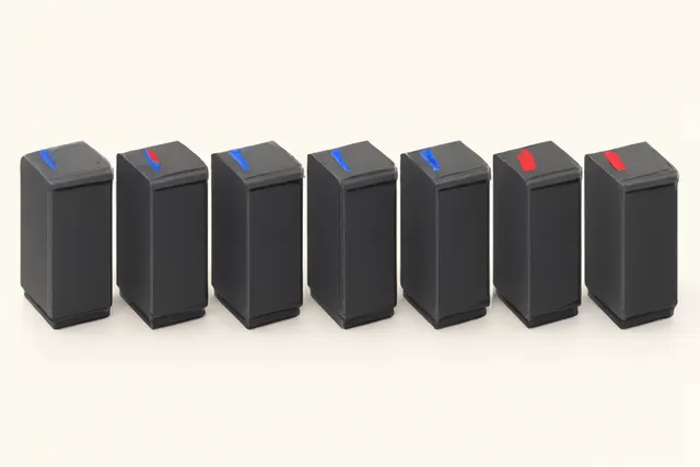 Illustrasjon: Tre av ni små serverrack har blanke fargefelt, mens resten står uten energimerke.