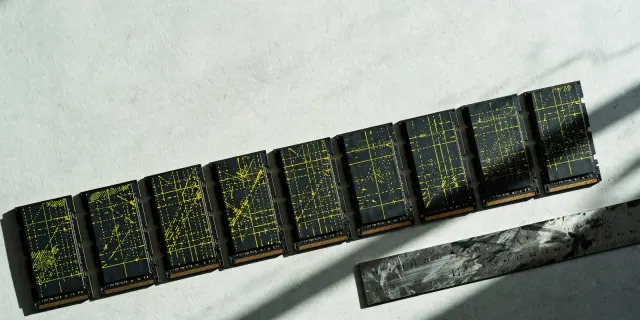 Illustration: Black memory modules nearly filled with yellow markings beside a measuring rule whose scale is smudged and unreadable — a metaphor for claimed efficiency without a published methodology.
