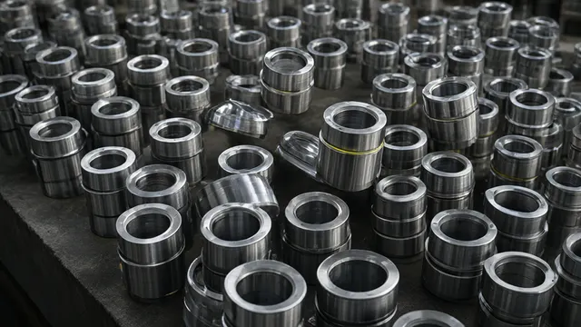 Illustrasjon: Stablete aluminiumsdeler på et fabrikkbord, der noen deler flyter løsrevet fra rekken – et bilde på kinesisk industriell vekst der koblingen til AI-investeringene fortsatt er udokumentert.