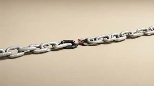 Illustration: a long chain of steel links with a small share broken and darkened, a metaphor for the small measured fraction of simulations where supply-chain attacks succeeded.