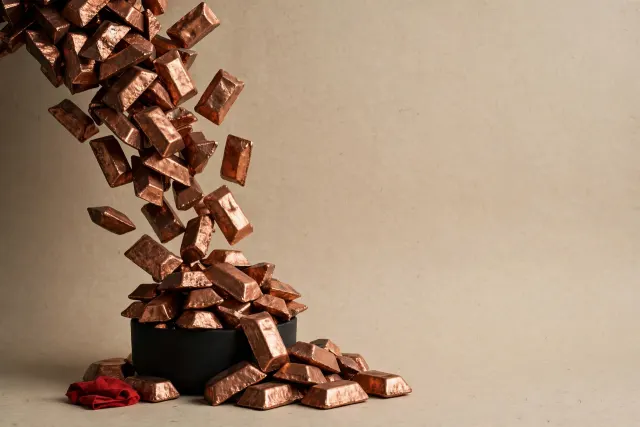 Illustration: a massive stream of raw copper ingots pours into a small black vessel already overflowing, in warm studio light – an image of capital flowing far beyond its target.