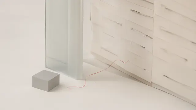Illustrasjon: En lukket frosted glassport skiller en databrikke fra blanke arkivskuffer.