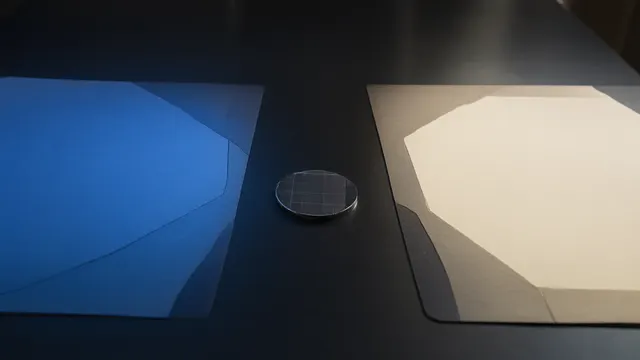 Illustrasjon: To mapper møtes over en silisiumskive på et forhandlingsbord.